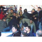 SARIYER MAÇINDA GAZETECİLERİ DAYAK VE LİNÇ TEN FUTBOLCULAR KURTARDI!!